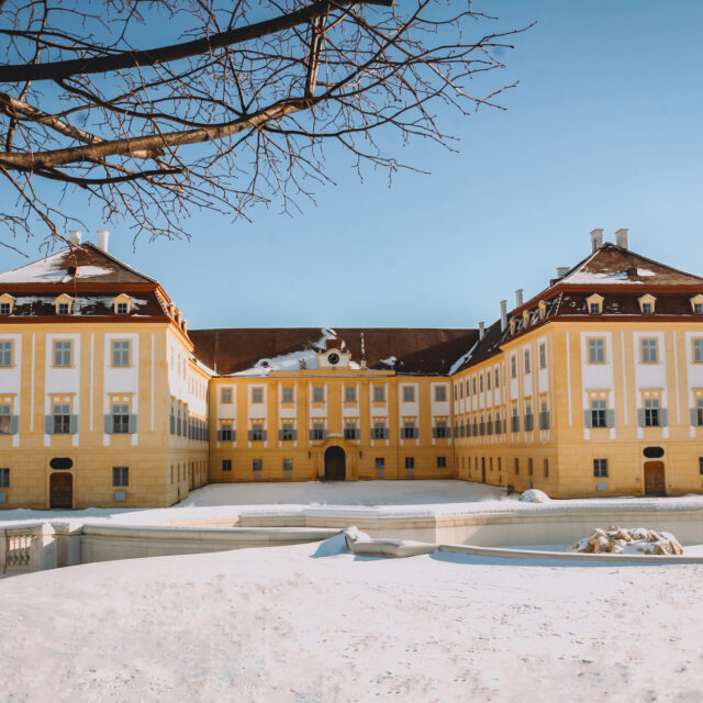 Der verschneite Ehrenhof auf Schloss Hof