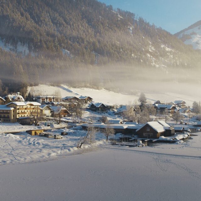 Strandhotel am Weissensee im Winter.