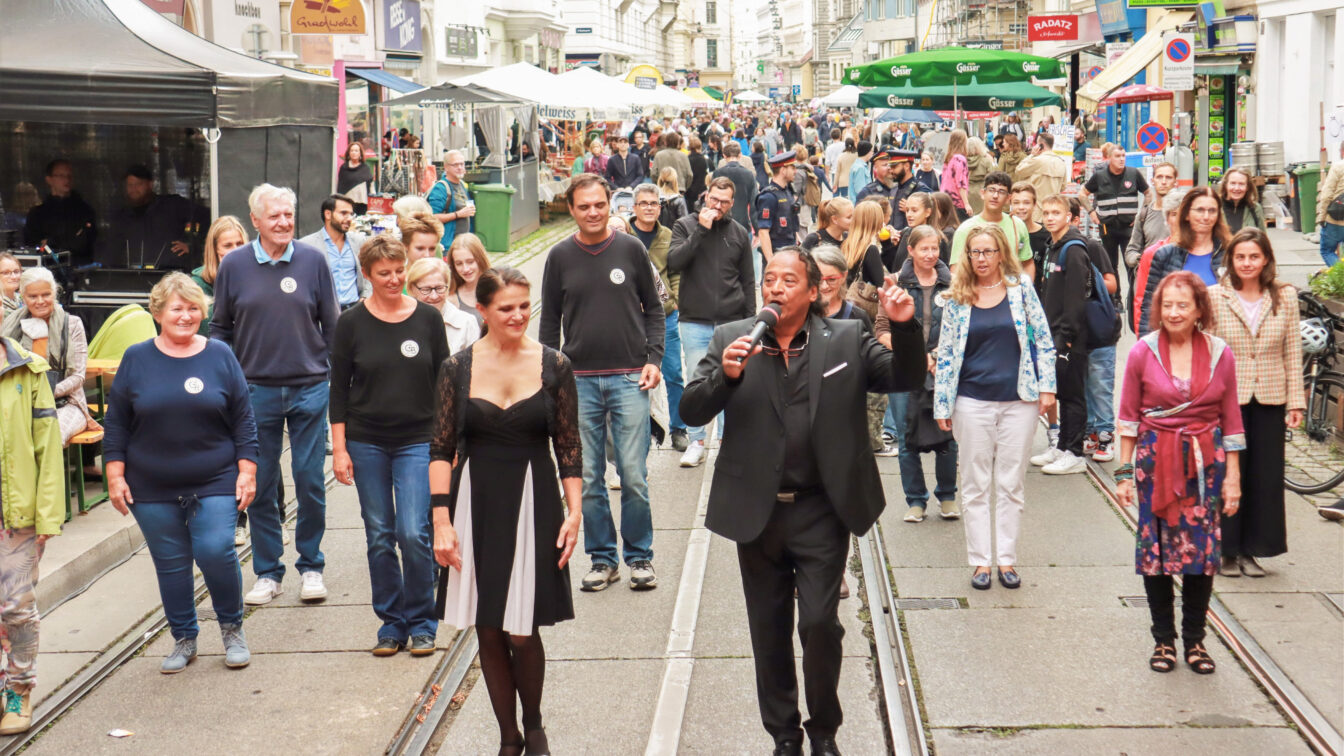 Zahlreiche Menschen auf einem Straßenfest in Wien