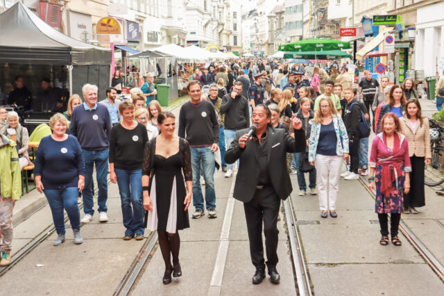 Zahlreiche Menschen auf einem Straßenfest in Wien