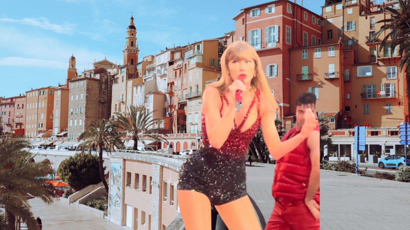 Collage mit einer Performance-Szene von Taylor Swift in einem glitzernden Bühnenoutfit, kombiniert mit einem mediterranen Reiseziel mit bunten Häusern, Palmen und einer historischen Kirche im Hintergrund