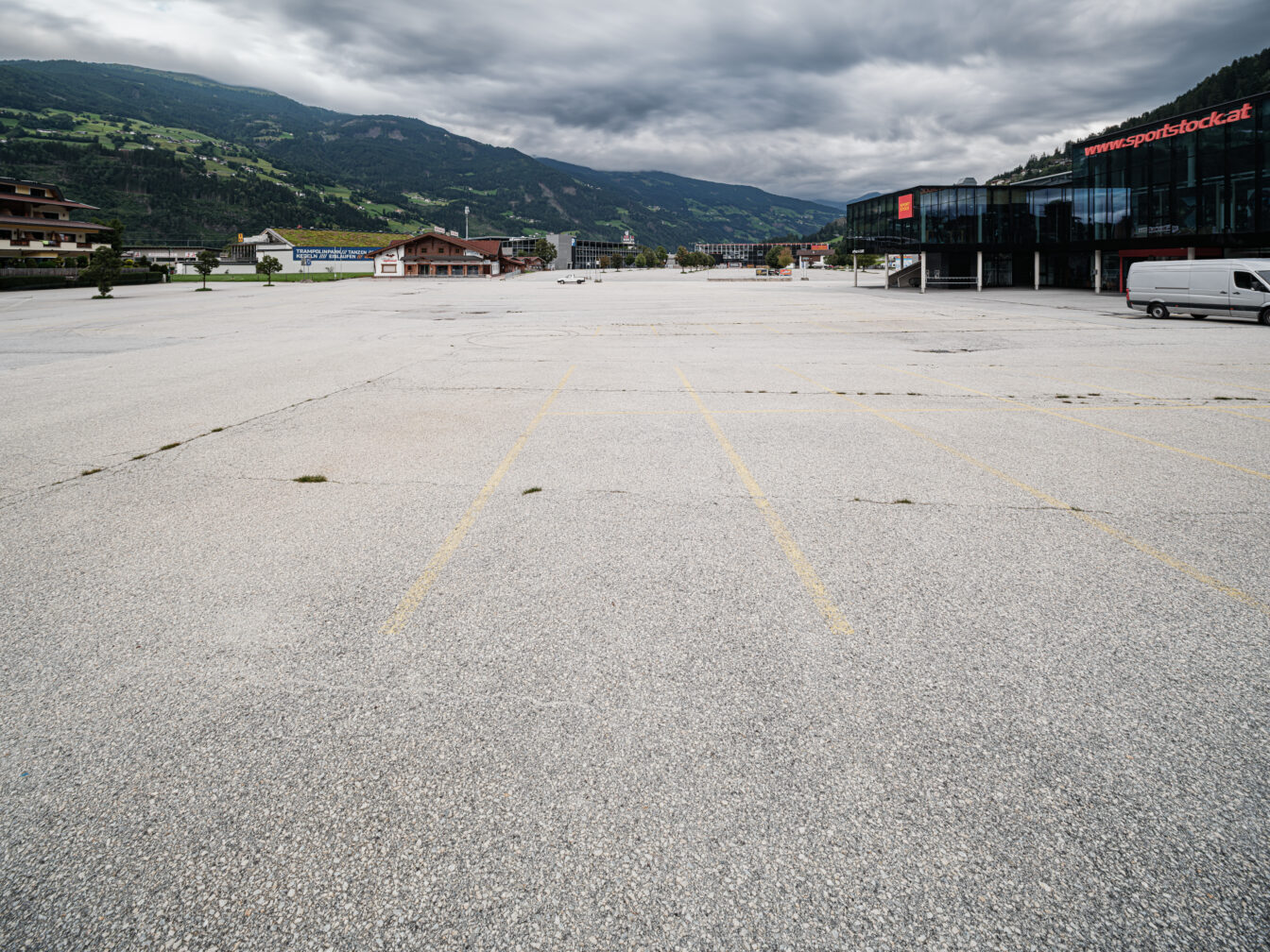 Tirol_ Parkplatz Ski-Optimal im Hochzillertal