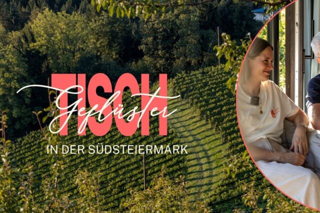 Bild mit dem Schriftzug ‚Tischgeflüster in der Südsteiermark‘ vor einer grünen Weinberg-Landschaft. Rechts im Bild sitzen eine Frau und ein Mann nebeneinander und unterhalten sich entspannt.