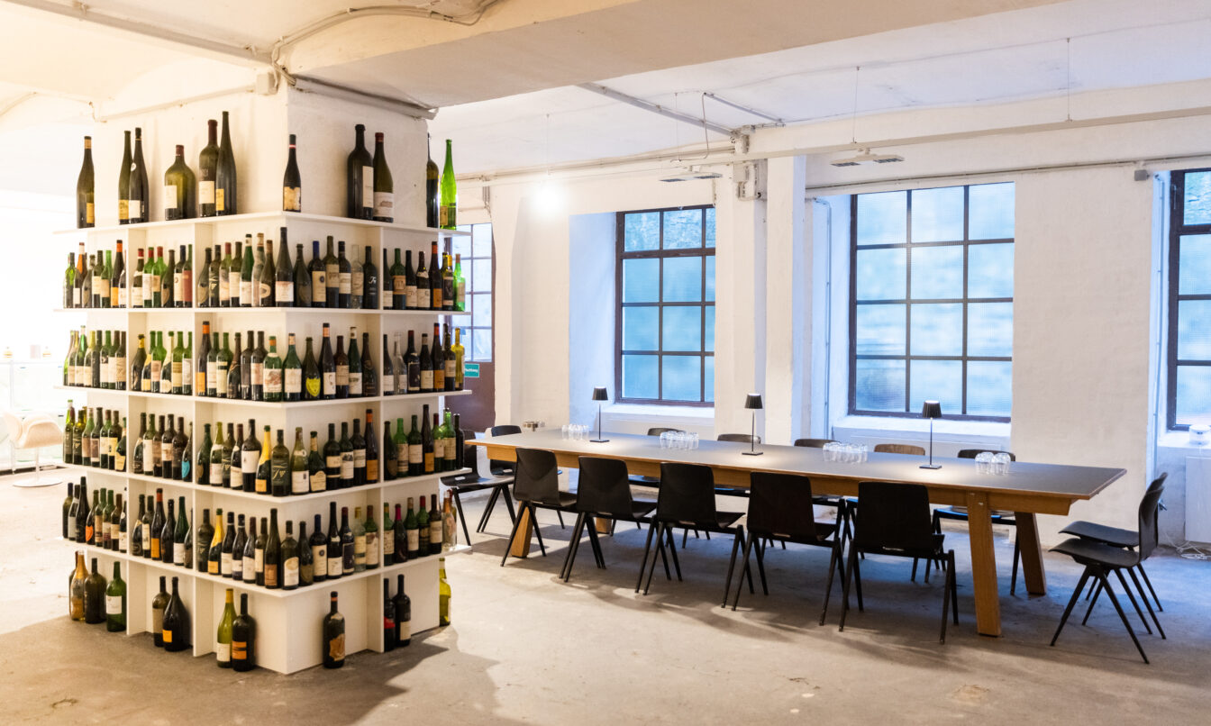 trinkreif raum mit Tisch und Weinregal