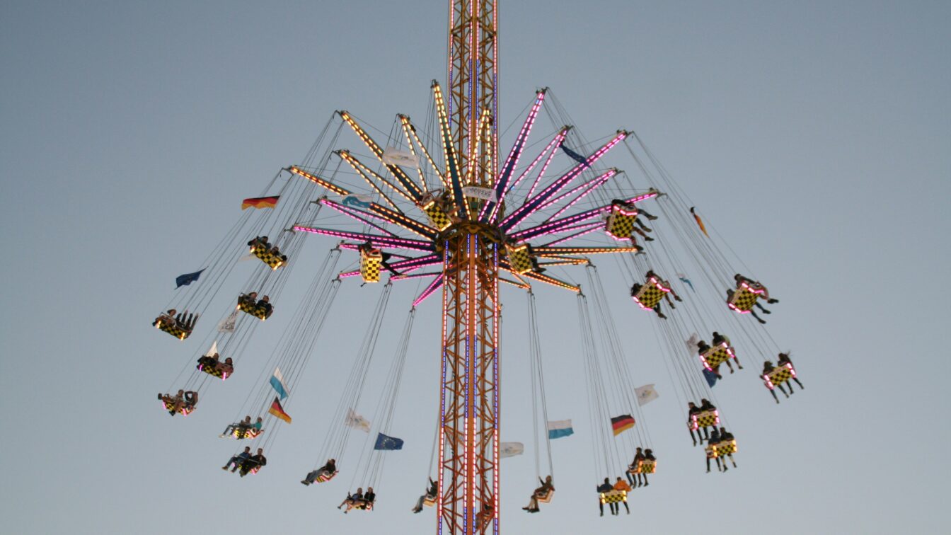Ein hohes Kettenkarussell am Münchner Oktoberfest.
