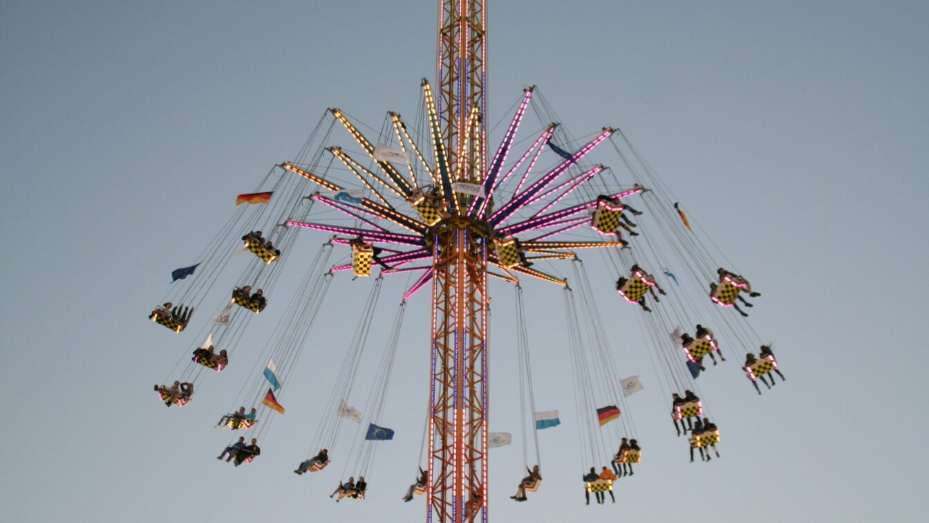 Ein hohes Kettenkarussell am Münchner Oktoberfest.