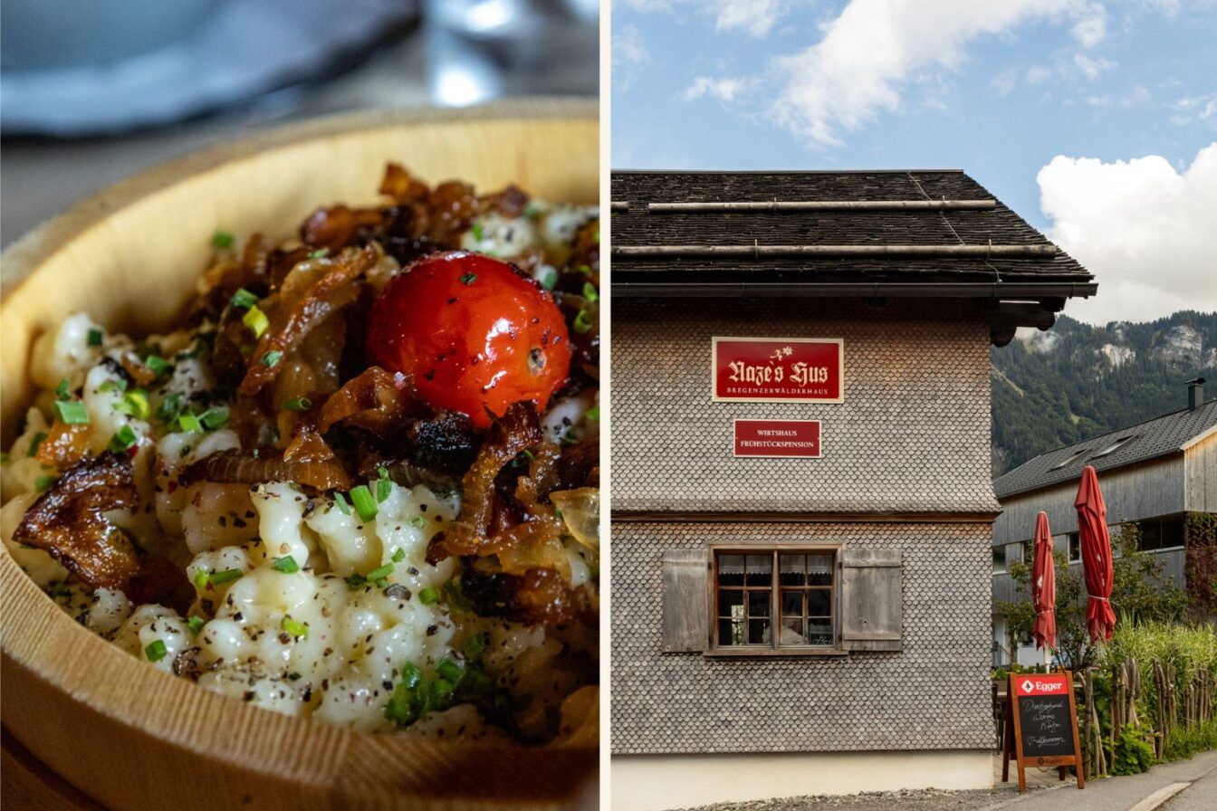 Links eine Holzschüssel mit traditionellen Vorarlberger Käsknöpfle, garniert mit Röstzwiebeln, Schnittlauch und einer roten Tomate. Rechts die Fassade des Gasthauses ‚Nazes Hus‘ im Bregenzerwald mit typischer Schindelverkleidung und rotem Schild, davor rote Sonnenschirme und Berglandschaft im Hintergrund.