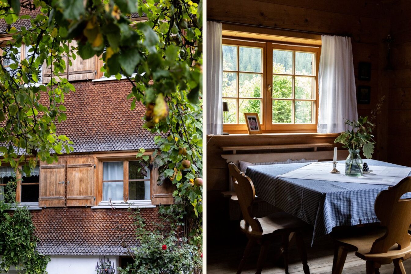 Links die Fassade eines traditionellen Bregenzerwälderhauses mit Holzschindeln, Fensterläden und Obstbaum im Vordergrund. Rechts ein gemütlicher Innenraum mit Holzwänden, einem gedeckten Tisch mit kariertem Tischtuch, Vase und Kerze vor einem Fenster mit Blick ins Grüne