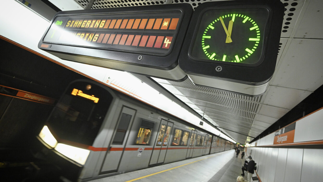 V-Zug der Wiener Linien in der Station Zieglergasse