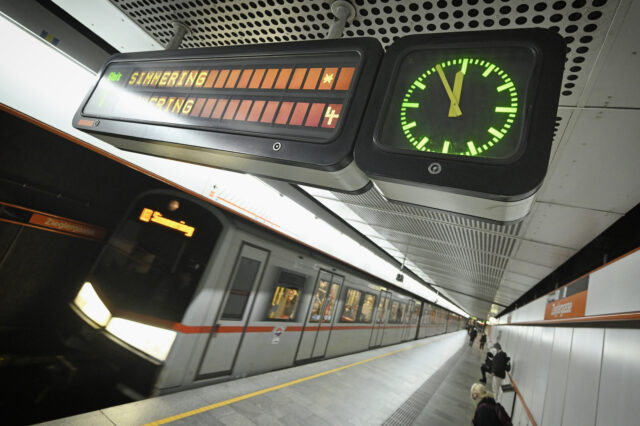 V-Zug der Wiener Linien in der Station Zieglergasse
