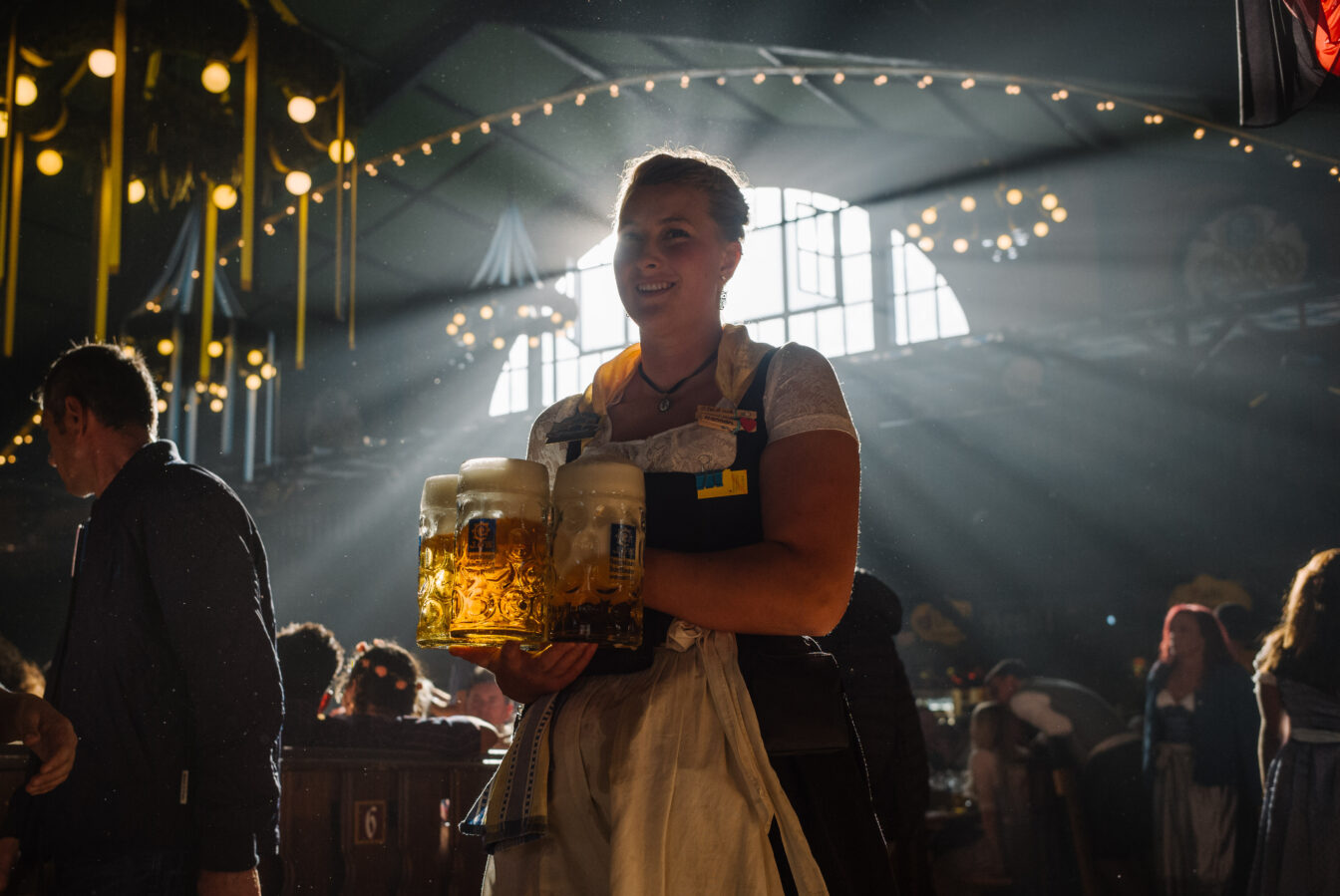 Eine Bedienung auf dem Oktoberfest im Festzelt