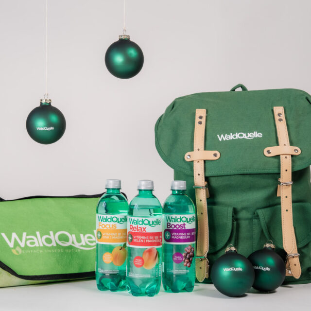 Waldquelle Flaschen und Rucksack (c) Laura Jagoschuetz