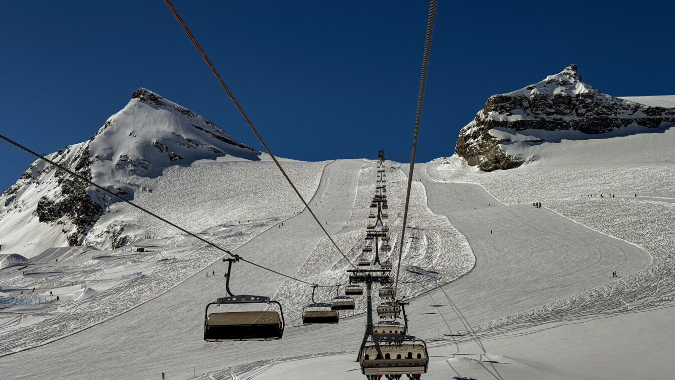 Sessellift in Zermatt mit bestens präparierten Skipisten und strahlend blauem Himmel – perfektes Skifahren in der Schweiz.