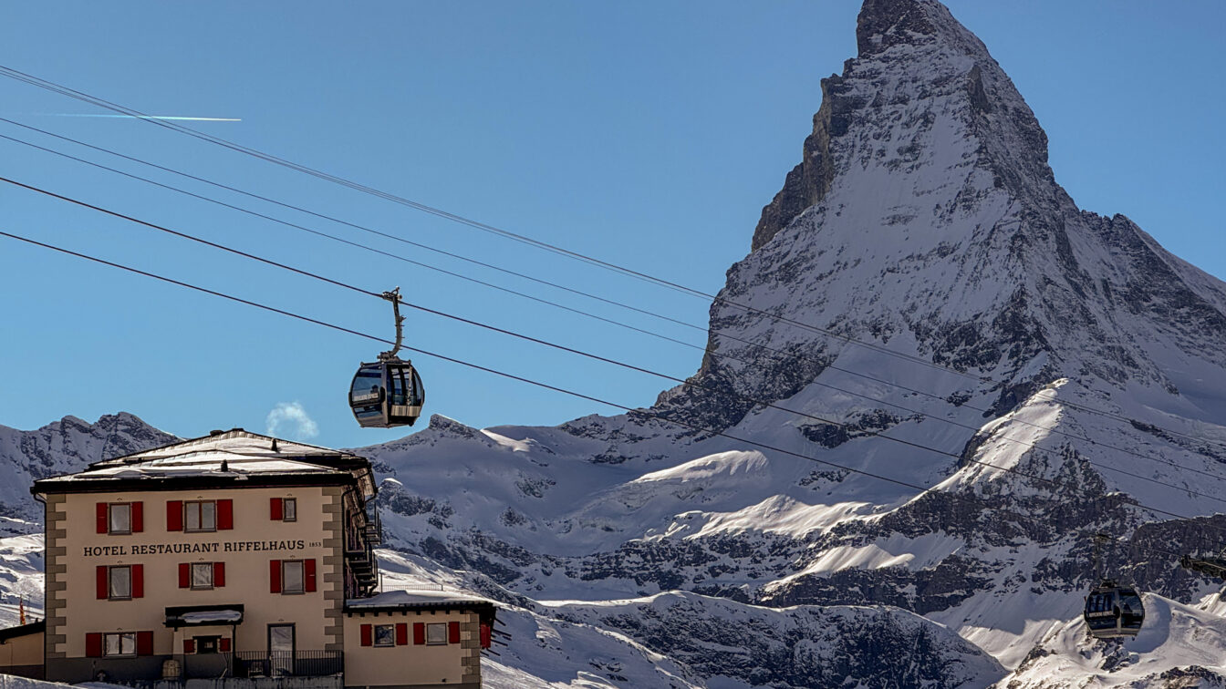 Hotel Restaurant Riffelhaus in Zermatt mit Seilbahn und Matterhorn – traumhafte Lage für Skiurlaub in der Schweiz.