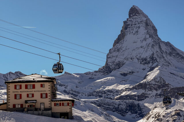 Hotel Restaurant Riffelhaus in Zermatt mit Seilbahn und Matterhorn – traumhafte Lage für Skiurlaub in der Schweiz.