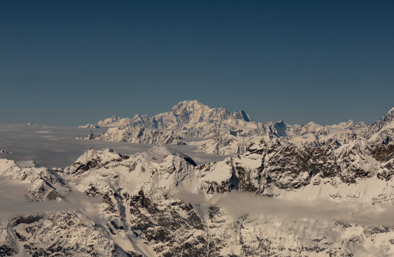 Atemberaubender Ausblick von Zermatt auf die schneebedeckten Alpen mit Mont Blanc – Highlight beim Skifahren in der Schweiz.