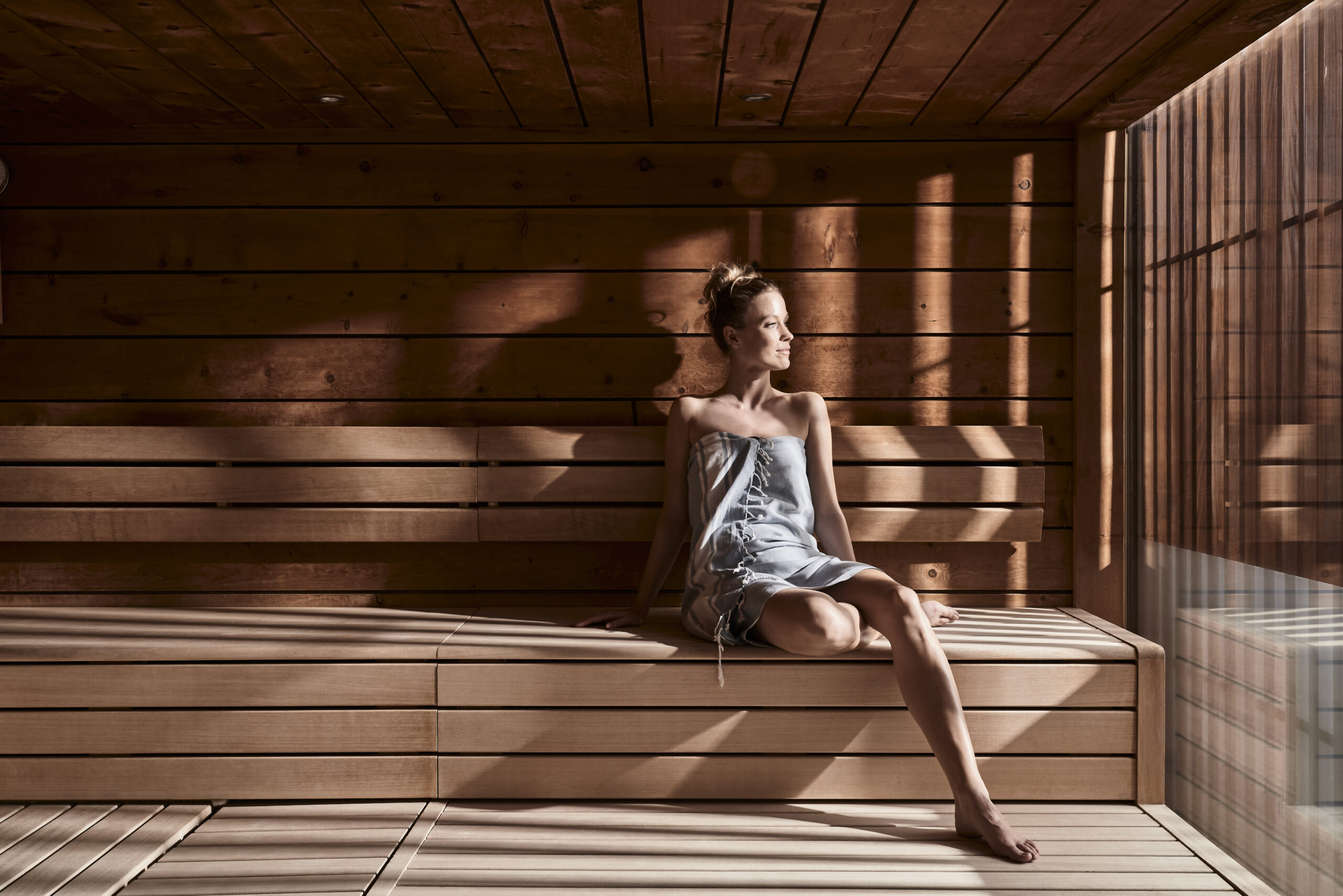 Frau sitzt in der Sauna