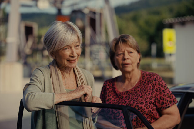 Szene aus dem Kino-Film 80 PLUS: Helene (Christine Ostermayr) und Toni (Margarethe Tiesel) sprechen mit der Polizei, nachdem sie angehalten wurden.