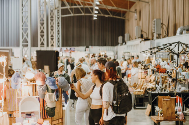 Der Edelstoff-Herbstmarkt in der Marx Halle in Wien im 3. Bezirk: Ansicht des Marktes