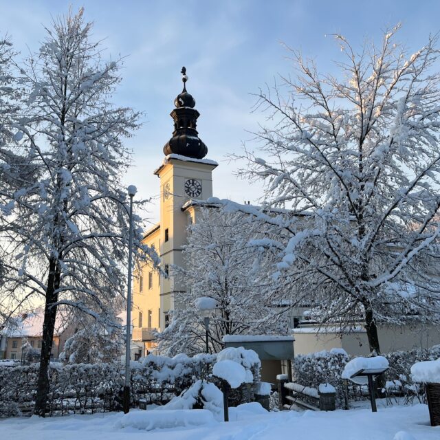 Blick auf das verschneite Curhaus in Bad Mühllacken