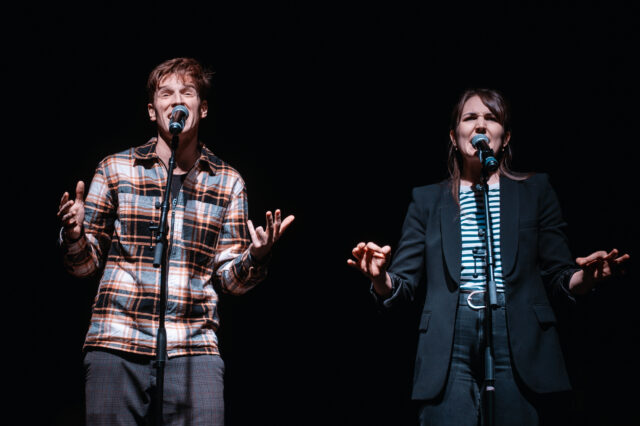 Das Poetry Slam Team "Tommy und Annika" gewannen 2023 und 2024 die deutschsprachigen Poetry Slam Meister*innenschaften.