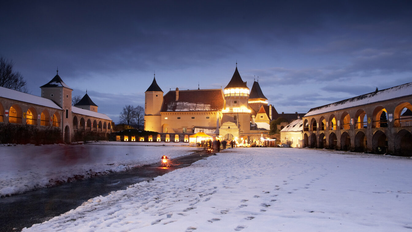 das abendliche Schloss Rosenburg in vorweihnachtlicher Beleuchtung