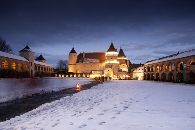 das abendliche Schloss Rosenburg in vorweihnachtlicher Beleuchtung