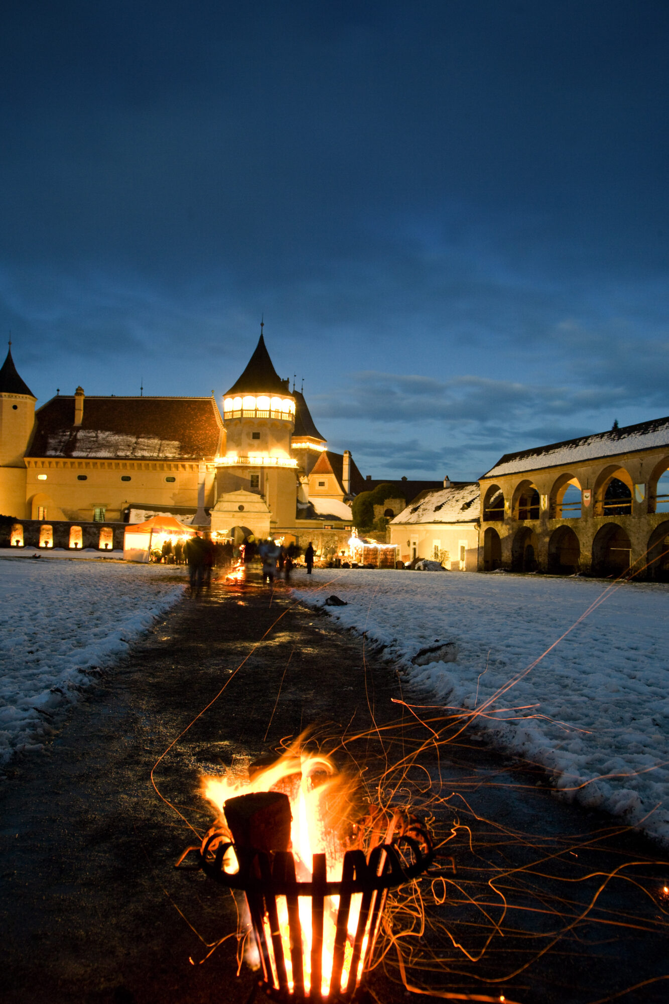 Ein Weihnachtsmarkt in Niederösterreich: das Schloss Rosenburg in vorweihnachtlicher Beleuchtung