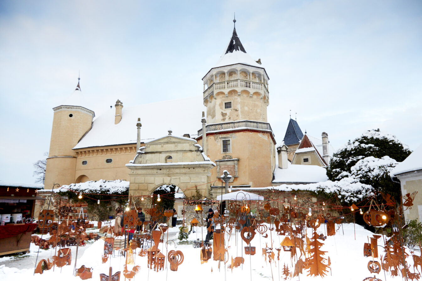 das weihnachtlich dekorierte Schloss Rosenburg im Advent