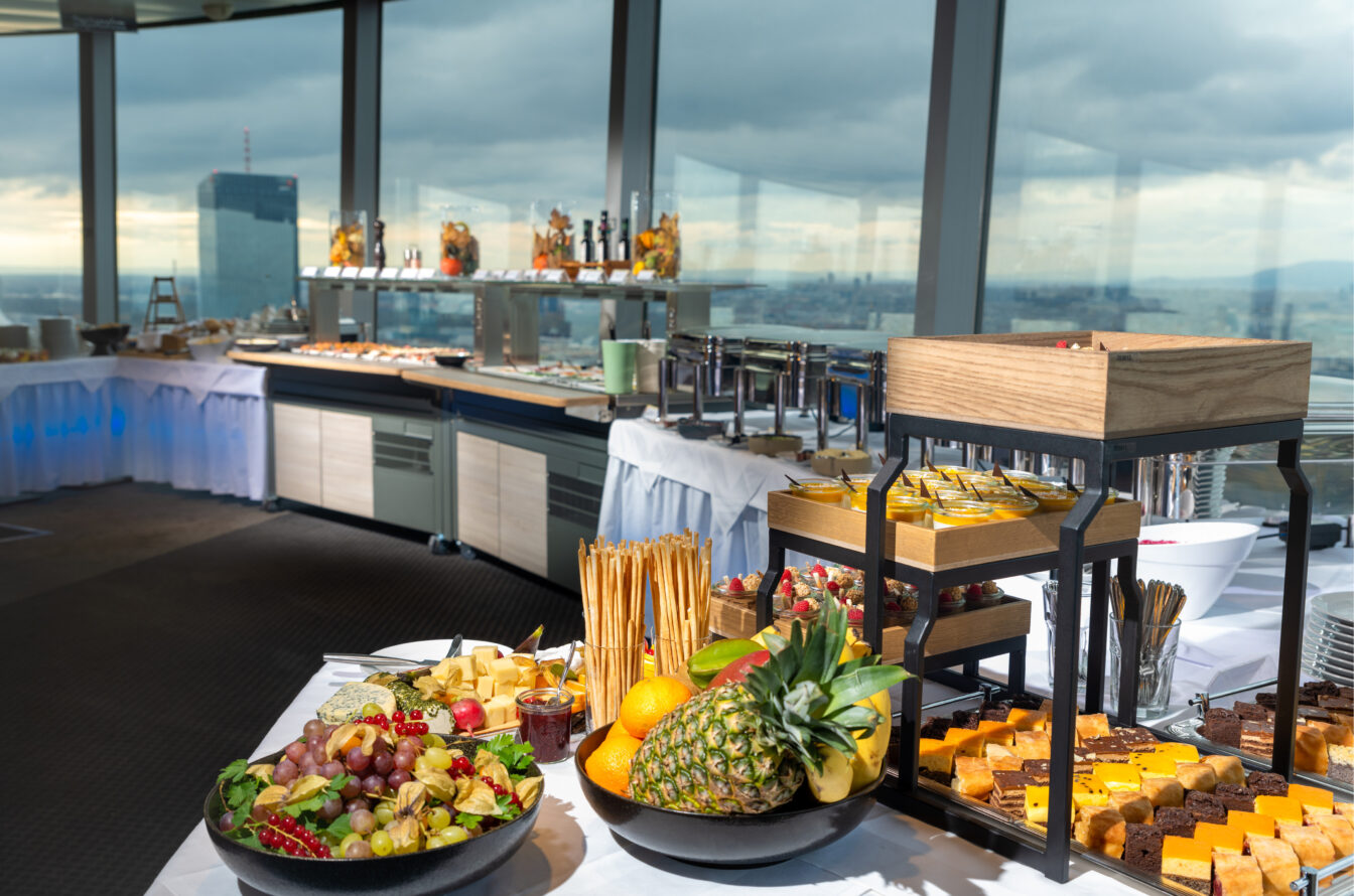 das Brunch-Buffet im Turm-Café im Donauturm in Wien