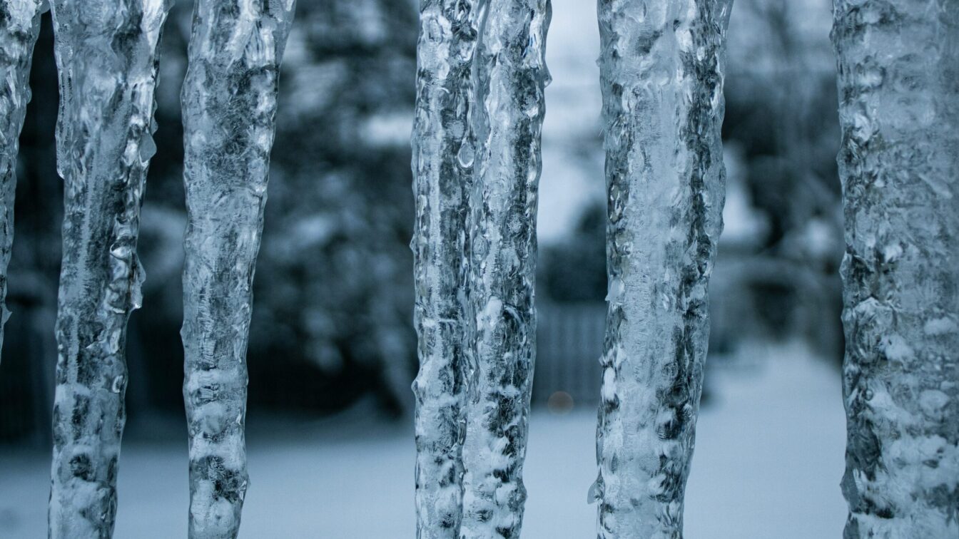 Eiszapfen und Schnee im Winter