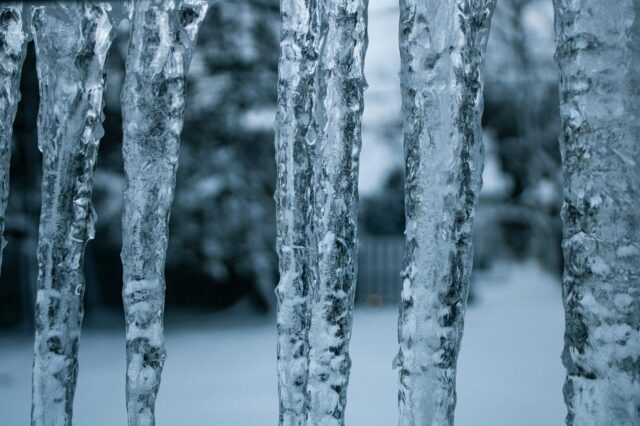 Eiszapfen und Schnee im Winter