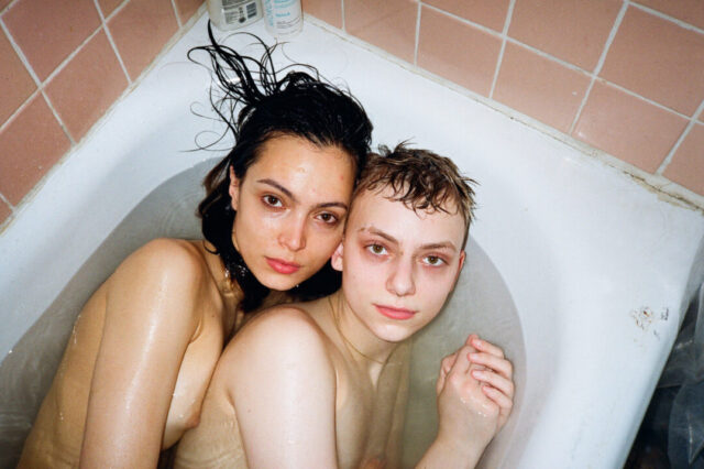 Intimes Porträt von zwei jungen Menschen in einer Badewanne – künstlerische Fotografie aufgenommen in Wien, ausgestellt bei Foto Wien.