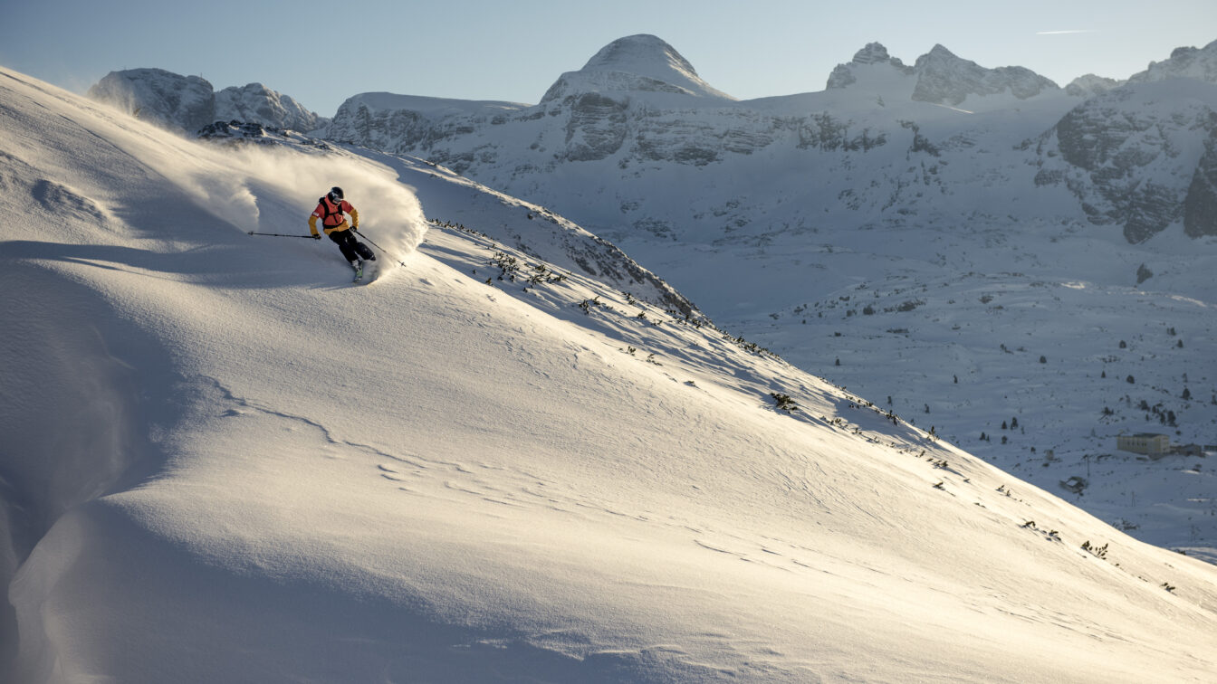Freerider im Pulverschnee der Freesports Arena Dachstein Krippenstein im Salzkammergut.