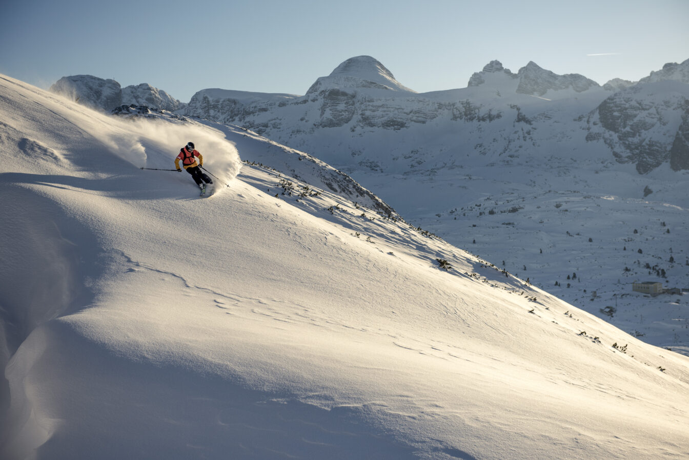 Freerider im Pulverschnee der Freesports Arena Dachstein Krippenstein im Salzkammergut.