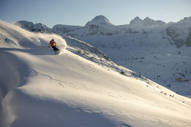 Freerider im Pulverschnee der Freesports Arena Dachstein Krippenstein im Salzkammergut.
