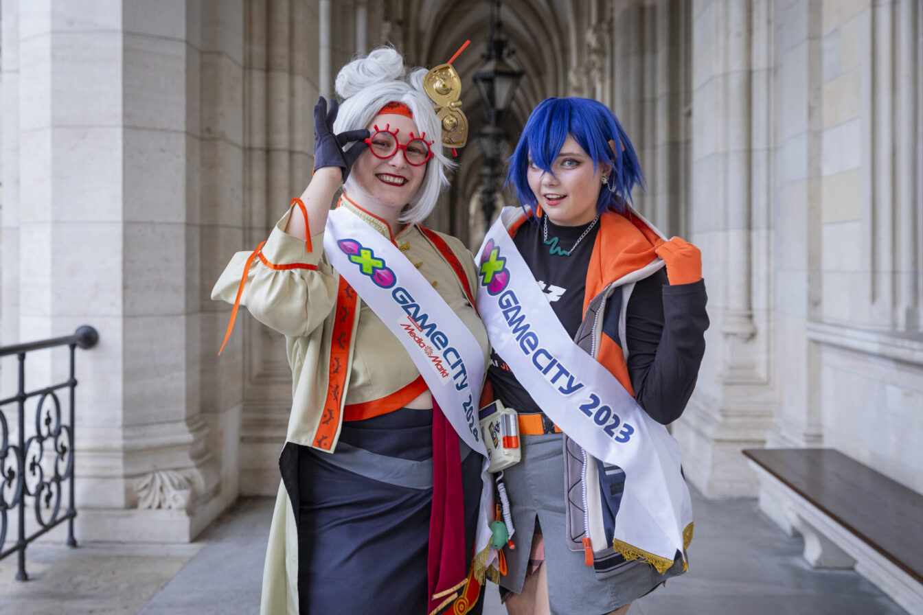 Game City 2025 im Rathaus in Wien: 2 Personen in Cosplay-Verkleidung