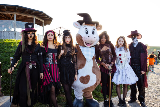 Verkleidete Jugendliche zu Halloween auf dem Eis-Greissler-Gelände.