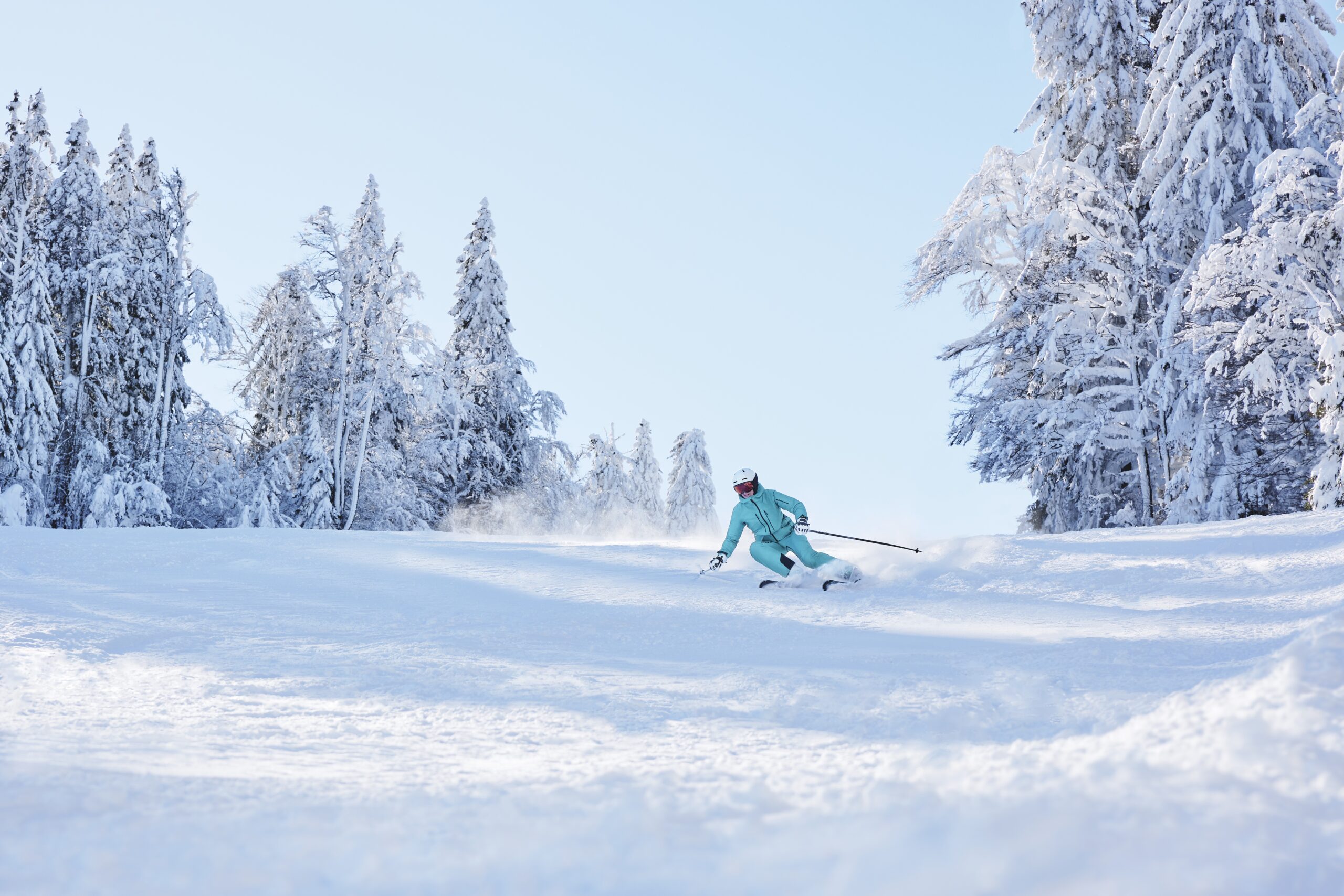 Eine Skifahrerin fährt eine Piste in der Skiregion Hochficht am Böhmerwald hinunter.