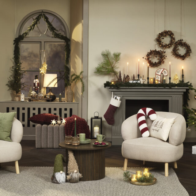 Ein weihnachtlich dekoriertes Wohnzimmer (c) JYSK