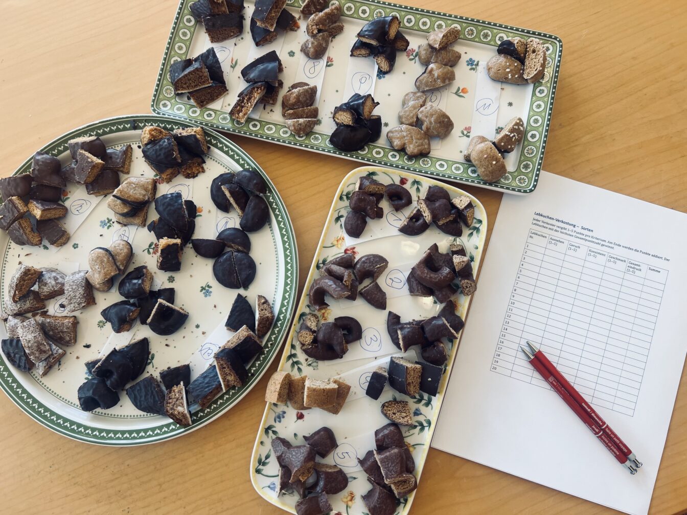 verschiedene Lebkuchen in Stücke geschnitten auf Tellern angerichtet