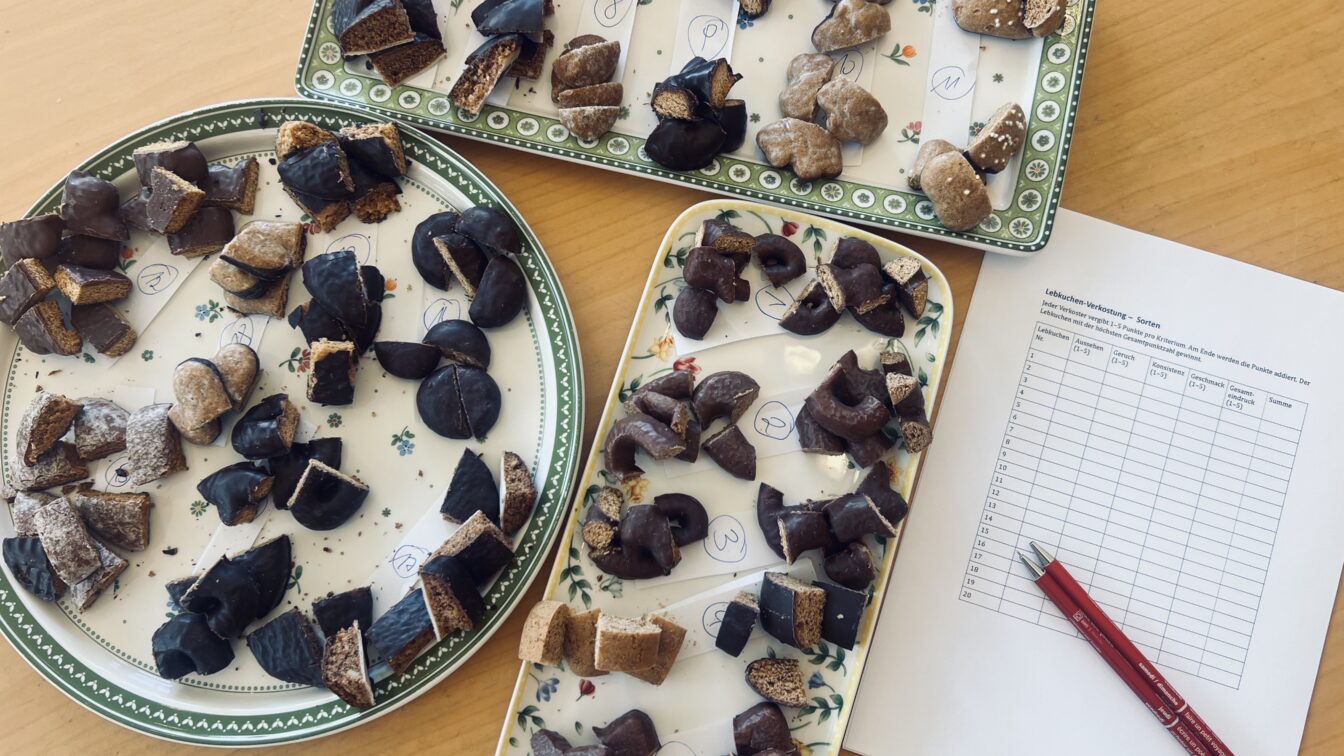 verschiedene Lebkuchen in Stücke geschnitten auf Tellern angerichtet