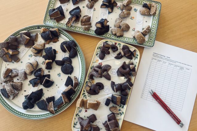 verschiedene Lebkuchen in Stücke geschnitten auf Tellern angerichtet