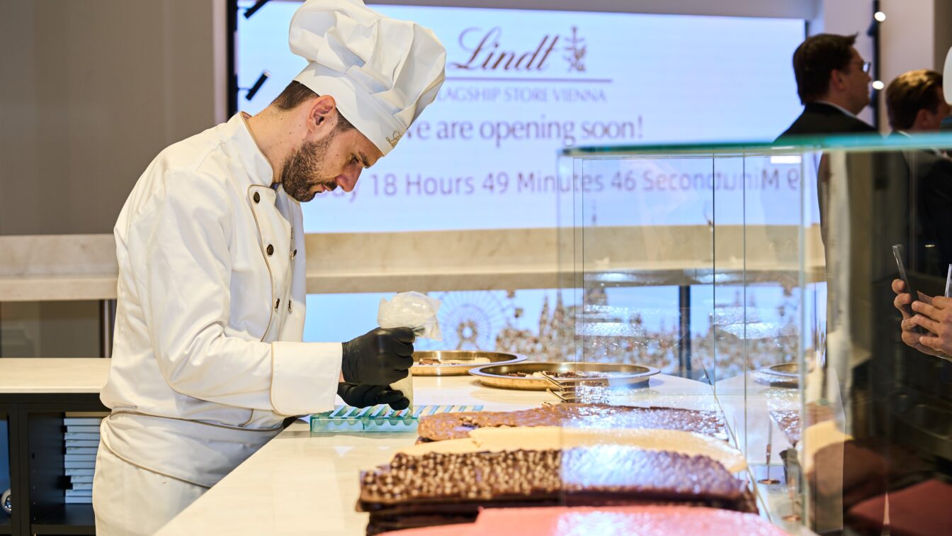 Ein Schokolatier, der Tafeln im Lindt-Flagship-Store zubereitet.