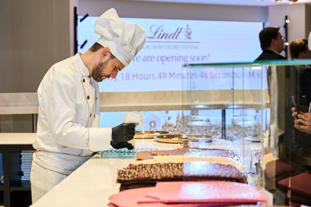 Ein Schokolatier, der Tafeln im Lindt-Flagship-Store zubereitet.