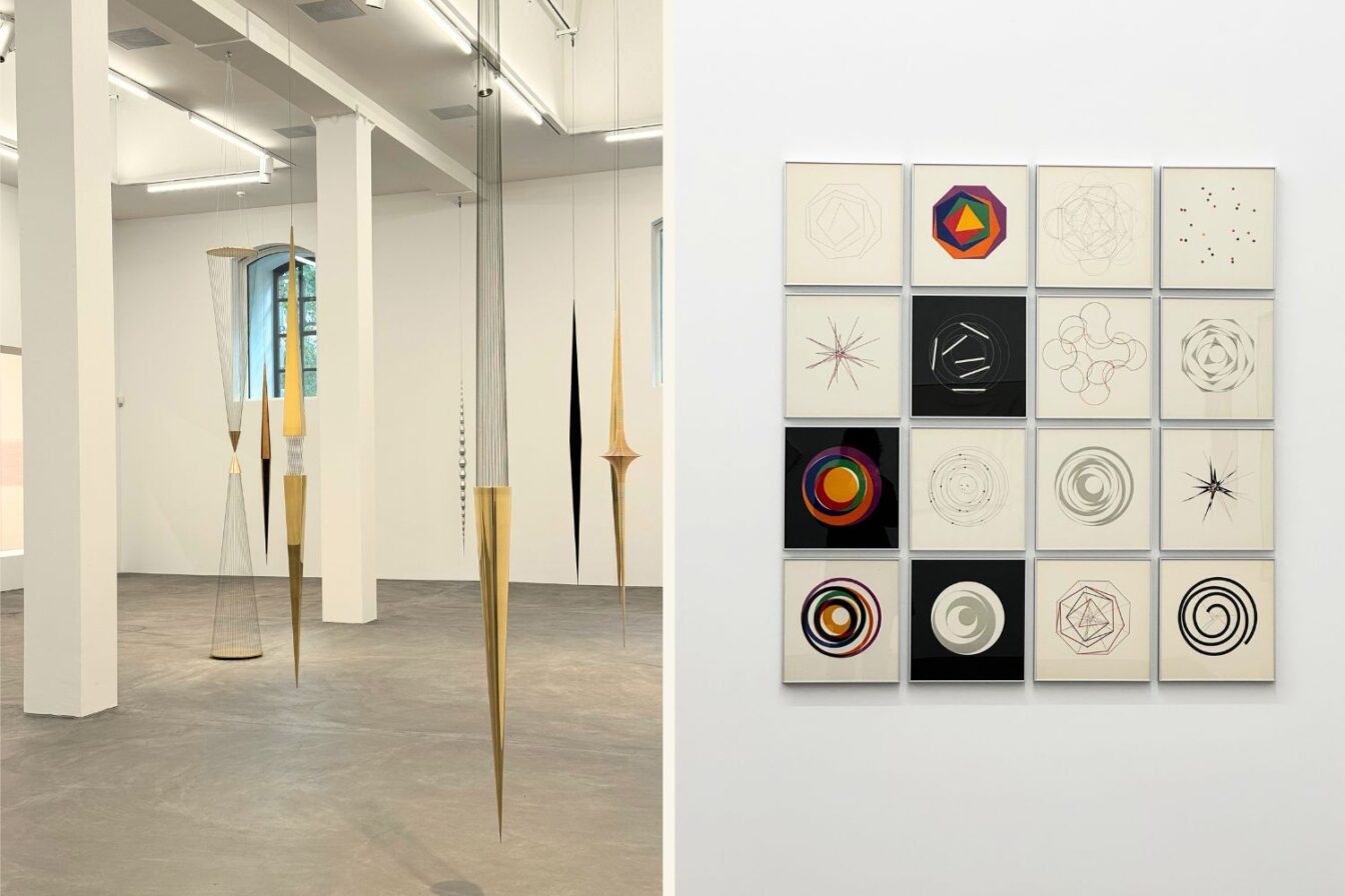 Zweiteiliges Foto aus einer Ausstellung im Löwenbräukunst-Areal in Zürich. Links hängen schlanke, konische Skulpturen aus Metall, teils golden glänzend, in einem hellen Galerieraum mit Betonboden und weißen Säulen. Rechts eine Wand mit sechzehn quadratischen Bildern, die geometrische und farbige Kreis- und Linienmuster zeigen – eine abstrakte, konstruktive Komposition.