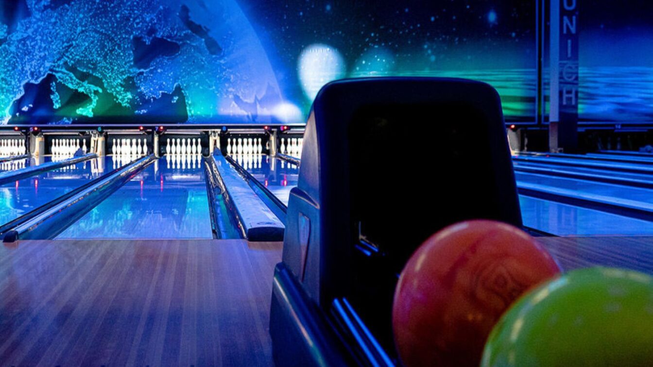 Max Munich Cosmic Bowling