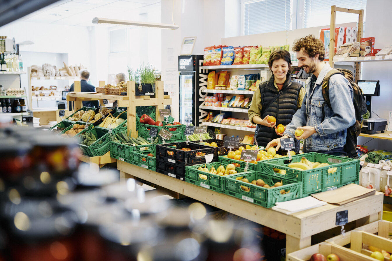 Personen kaufen beim Mila Mitmach-Supermarkt in Wien-Meidling ein