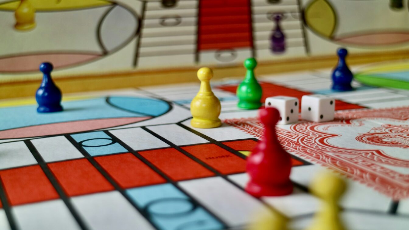 Ein Brettspiel im Detail mit bunten Figuren