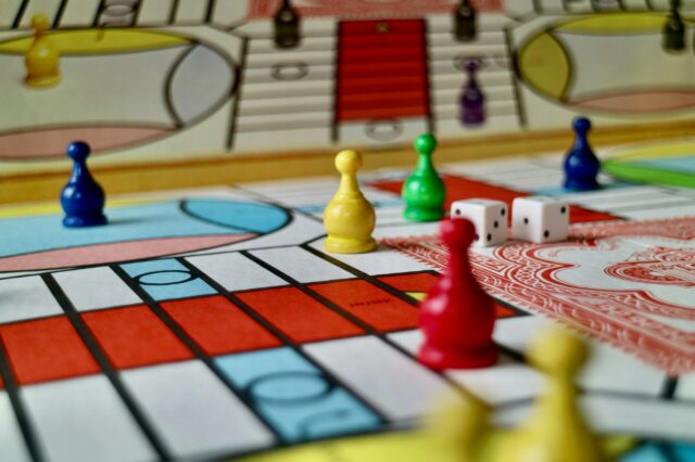 Ein Brettspiel im Detail mit bunten Figuren